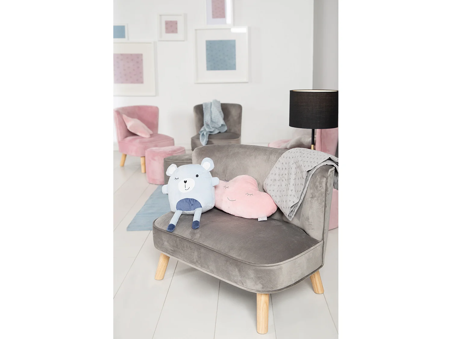 Kindersofa mit Holzfüßen