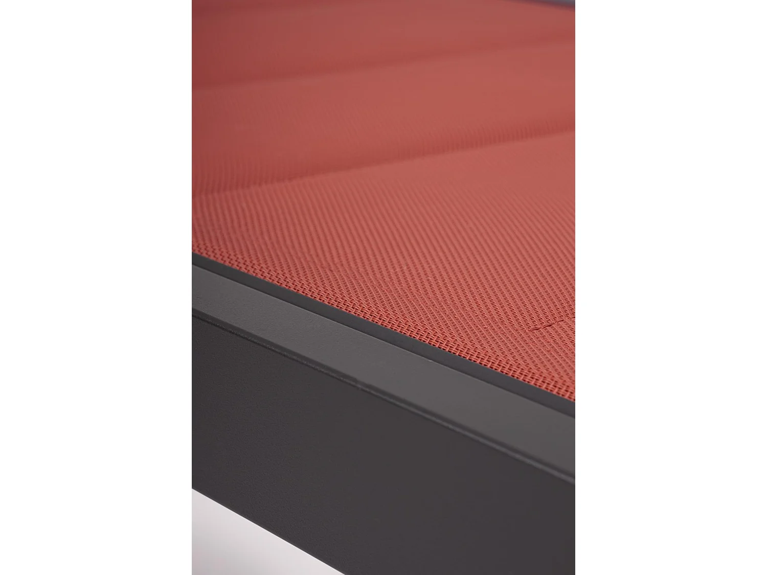 Chaise longue de jardin à roulettes, textilène rembourré rouge - HILDE