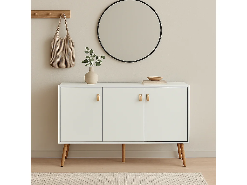 Aparador de 3 Puertas Blanco con Tiradores en Símil Cuero y Patas de Madera de Pino – 140x35x68 cm – Mueble de Almacenaje Estilo Nórdico