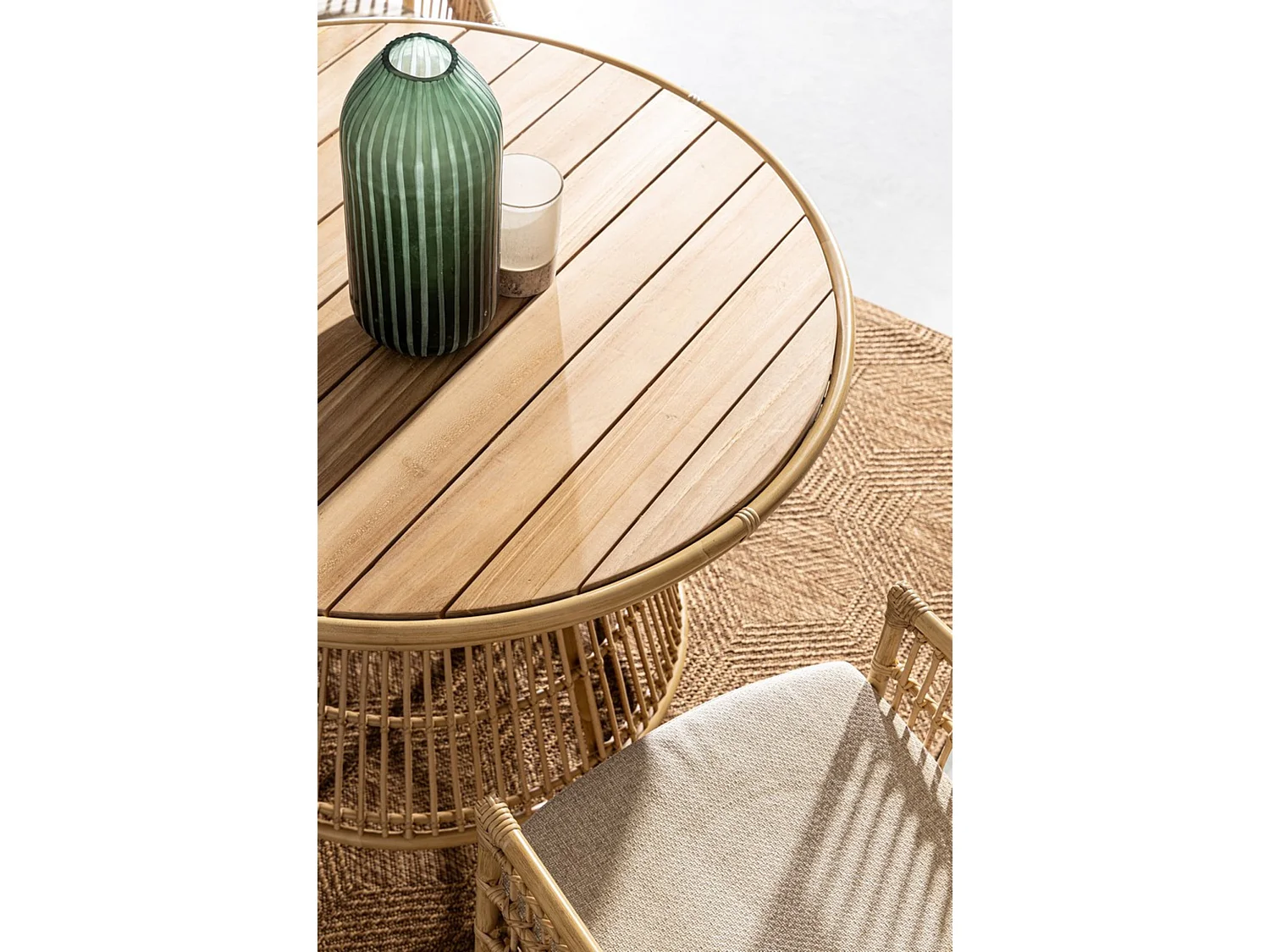 Table de jardin ronde en teck naturel et fibre effet rotin - LAMEGO