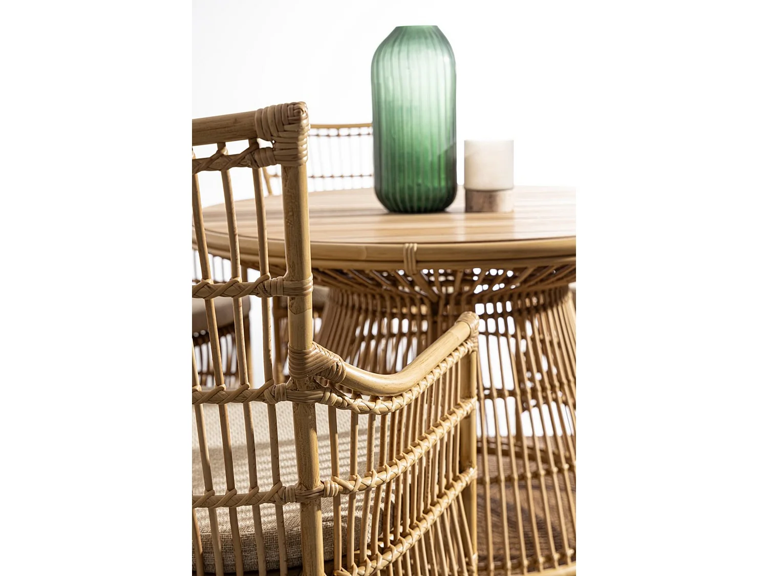 Table de jardin ronde en teck naturel et fibre effet rotin - LAMEGO
