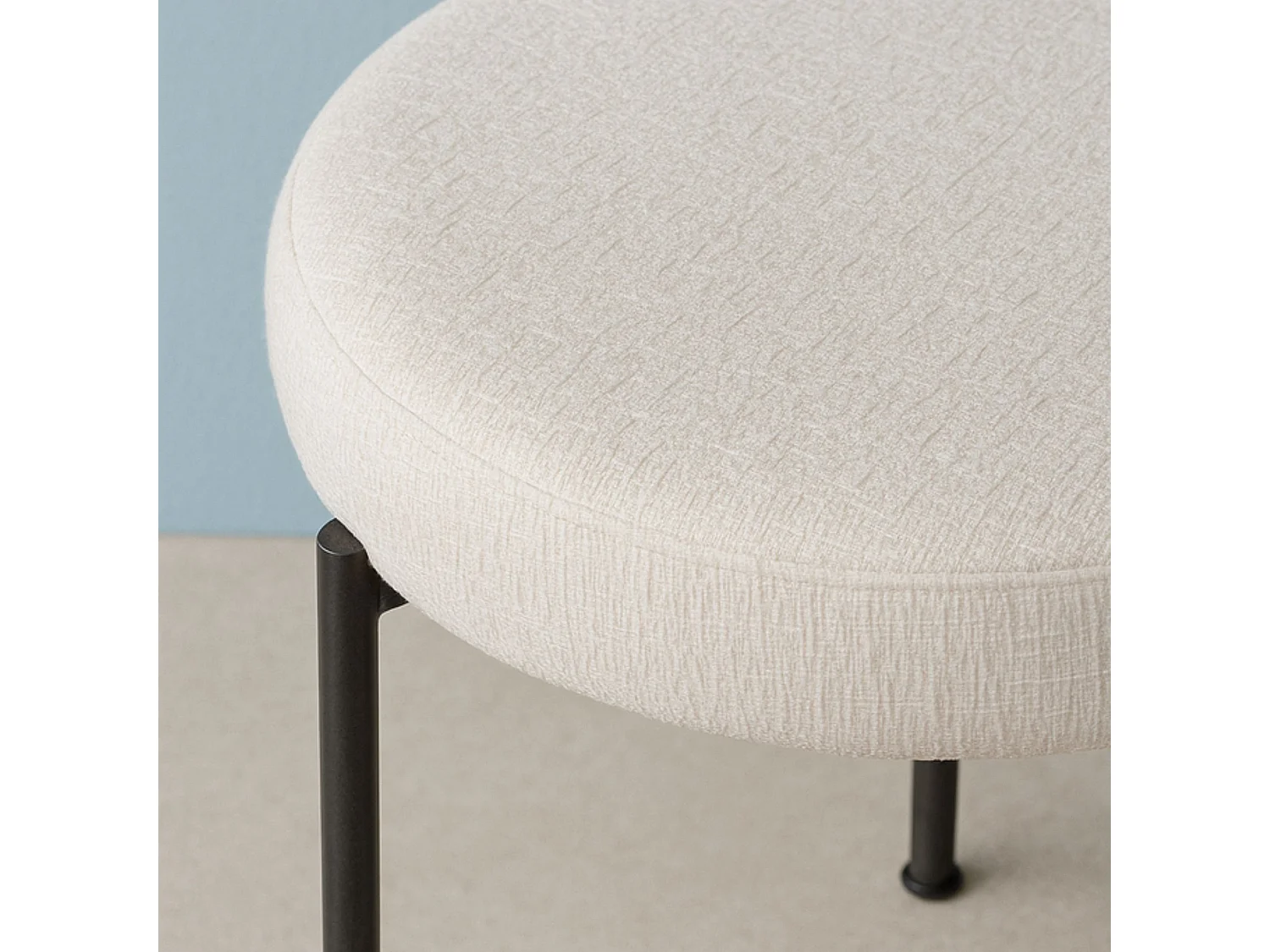 Pack 4 sillas tapizadas en tela beige lino con patas metálicas negras – diseño moderno y ligero para comedor o cocina