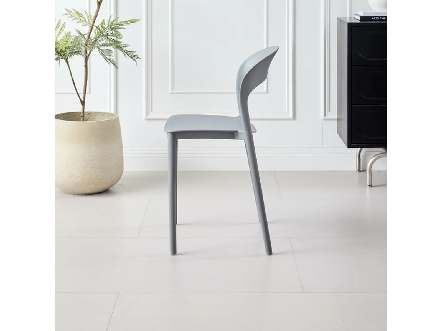 Pack 4 sillas de plástico gris acero con patas color plata – ligeras, resistentes y modernas para cocina o terraza