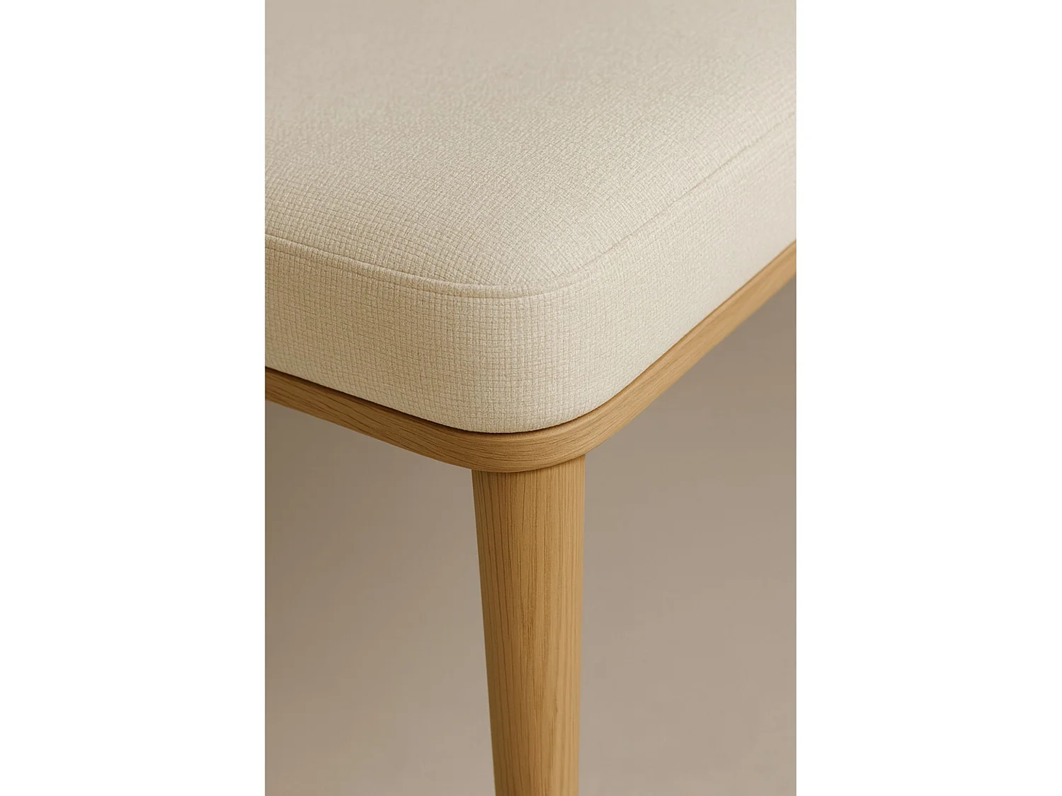 Pack 4 sillas tapizadas beige arena con patas efecto roble aserrado – diseño moderno y cómodo para comedor o salón