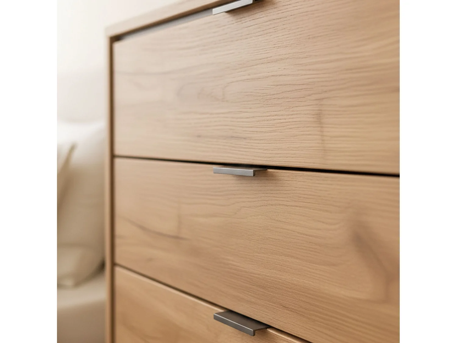 Cómoda de 5 Cajones en Roble Natural con Patas y Tiradores de Aluminio Níquel – 80x39,5x106 cm – Diseño Moderno y Funcional en Melamina