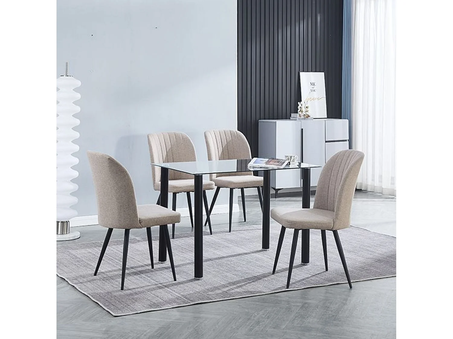 Conjunto de Comedor Moderno – Mesa de Cristal Fija con Patas Metálicas Negras + 4 Sillas Tapizadas en Tela Beig.