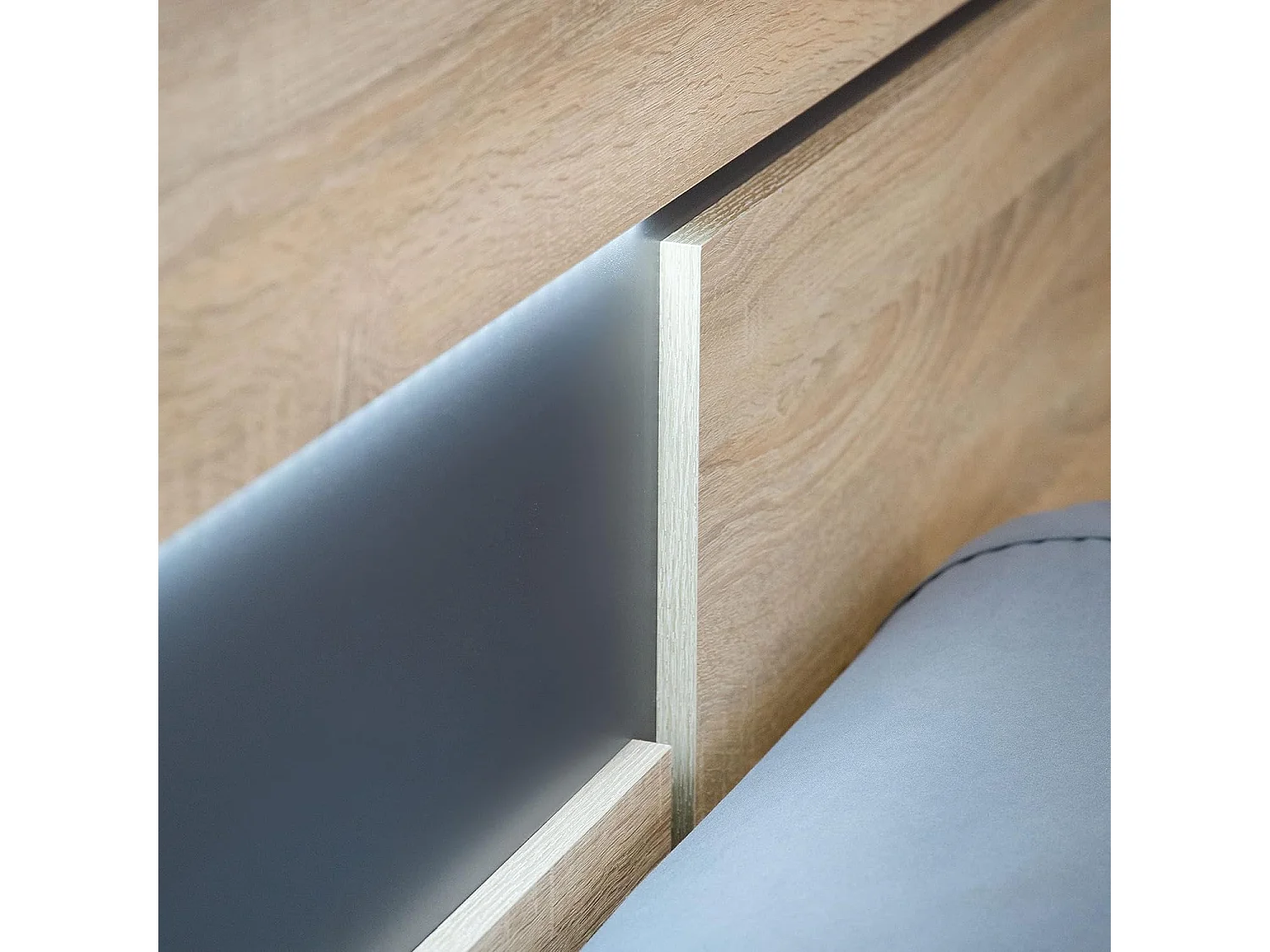 Dormitorio de Matrimonio Completo – Cabecero con Luces LED, 2 Mesitas de Noche y Sinfonier de 5 Cajones – Diseño Moderno en Madera y Metal.