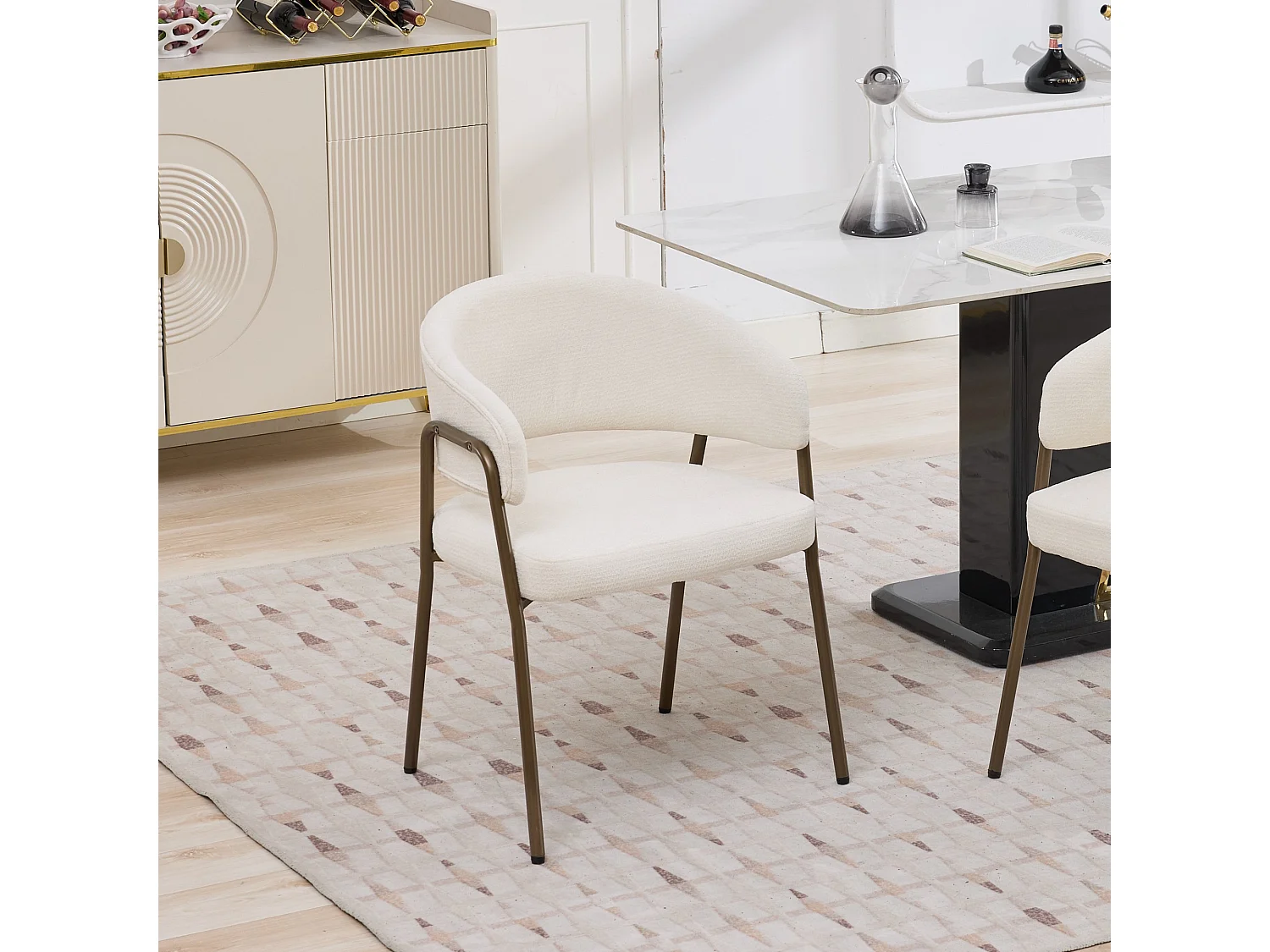 Eetkamerstoel van chenille met antieke messing armleuningen en poten - Beige