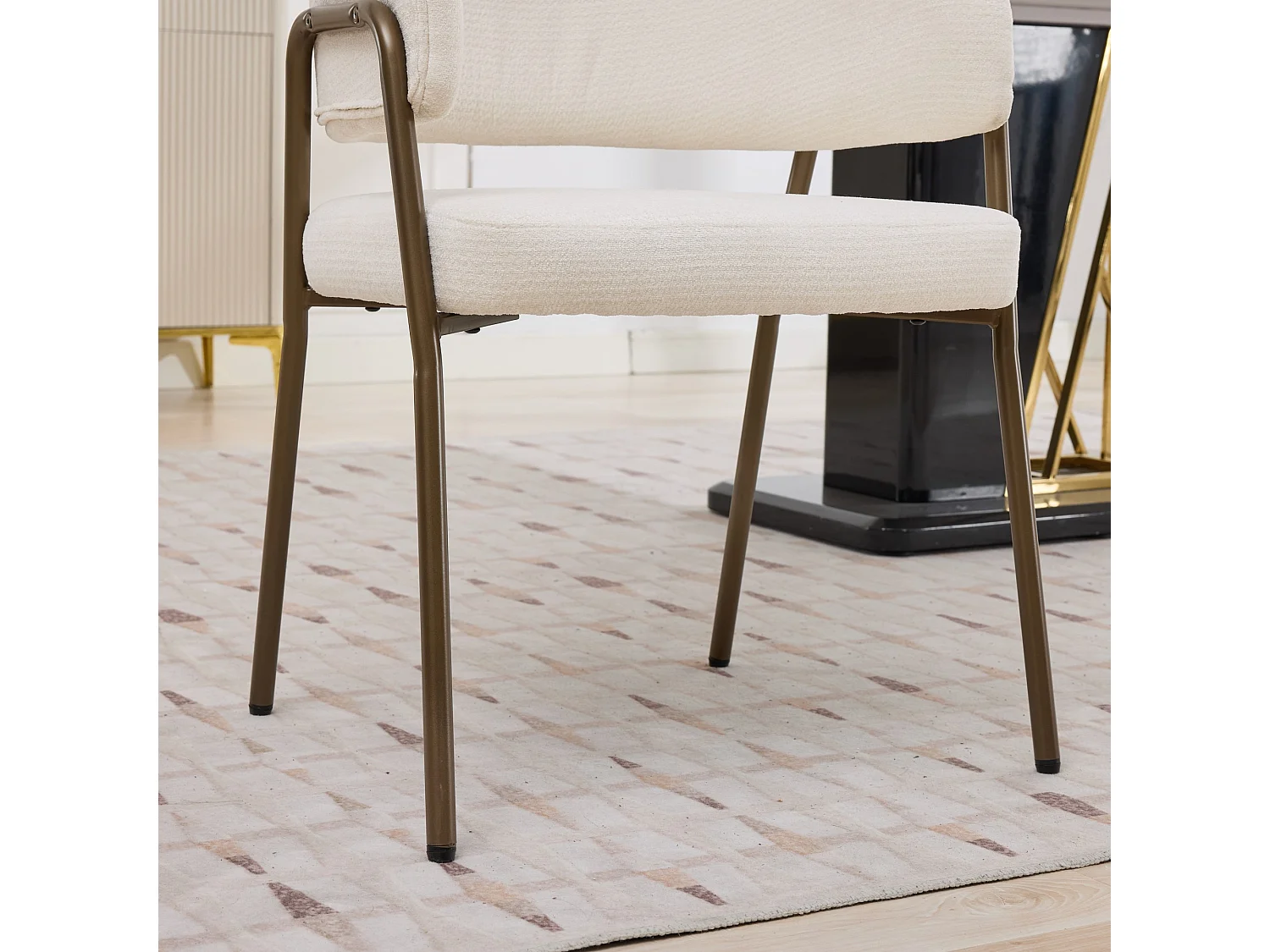 Eetkamerstoel van chenille met antieke messing armleuningen en poten - Beige