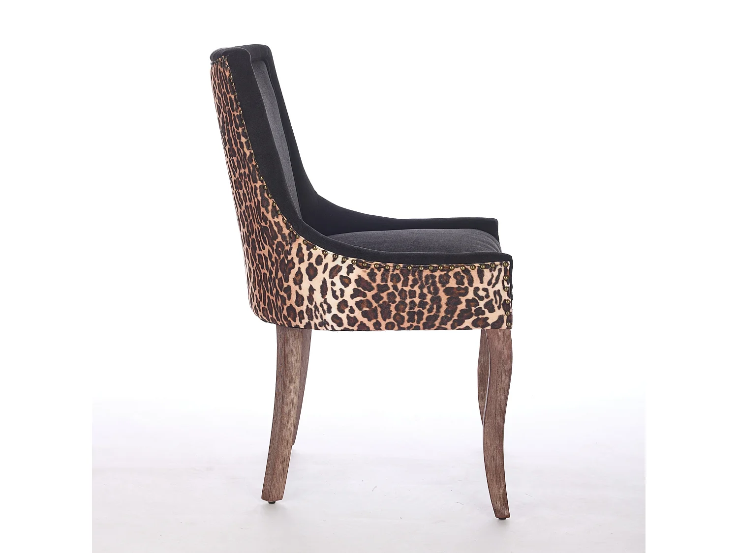 Set med 2 stolar i tjockt svart chenilletyg med leopardmönster - Träben