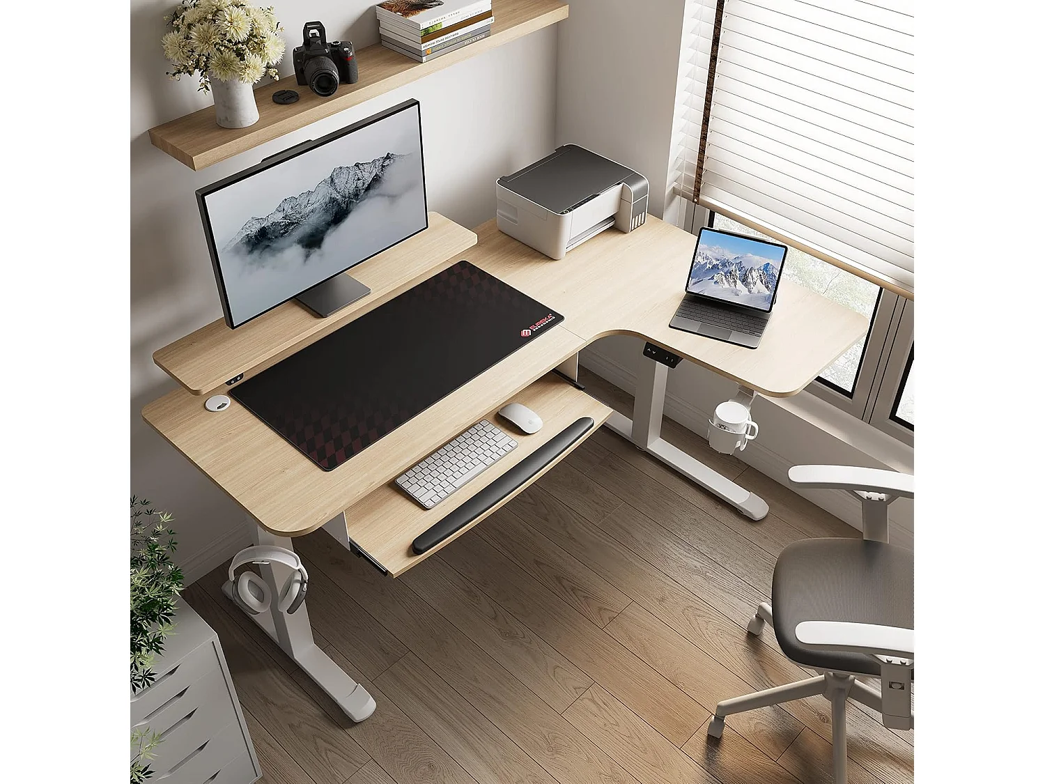 Bureau gaming électrique ajustable 155×110cm, modèle angle L spacieux. Doté de plateau coulissant clavier et support écran à éclairage LED