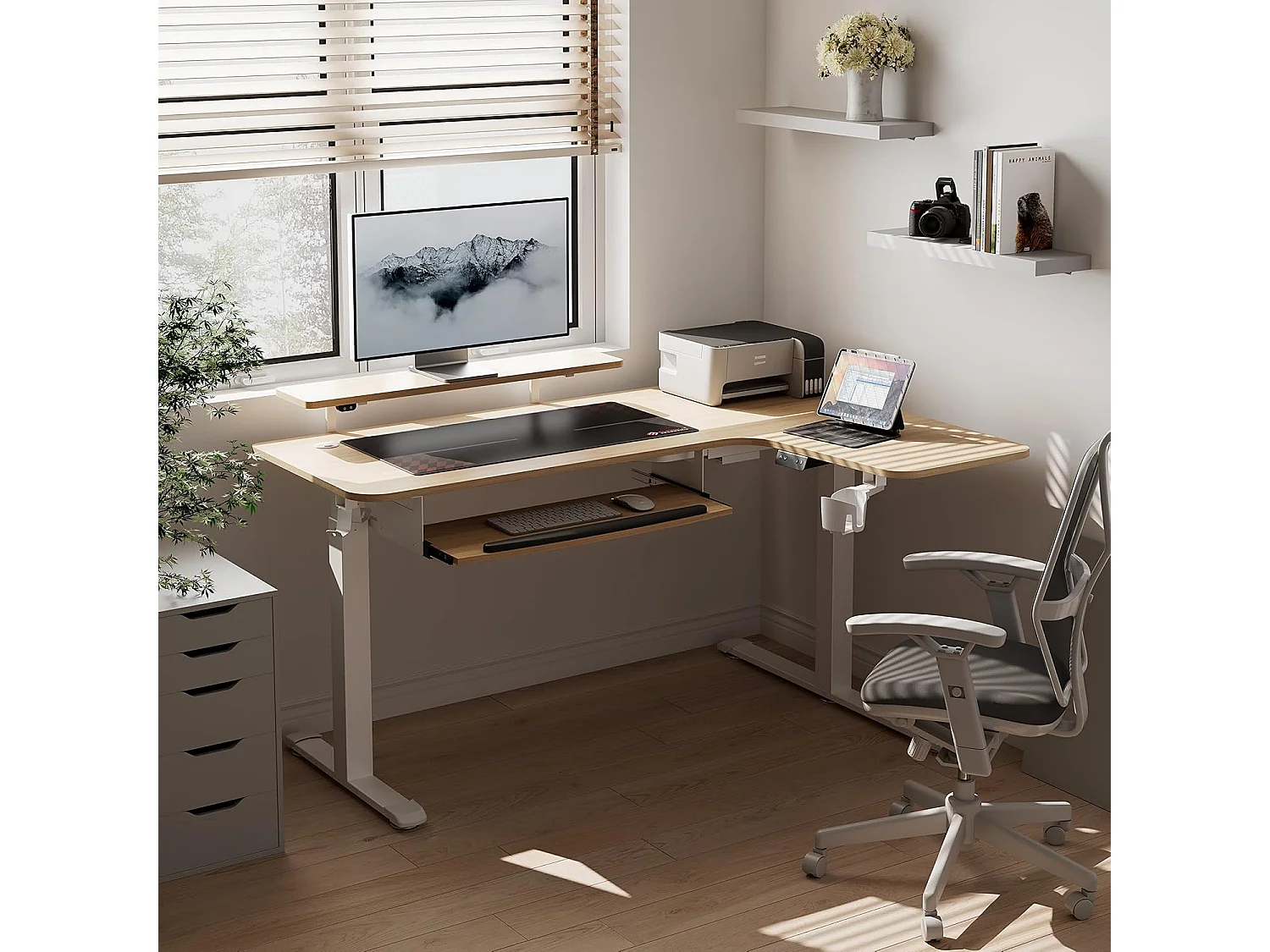Bureau gaming électrique ajustable 155×110cm, modèle angle L spacieux. Doté de plateau coulissant clavier et support écran à éclairage LED