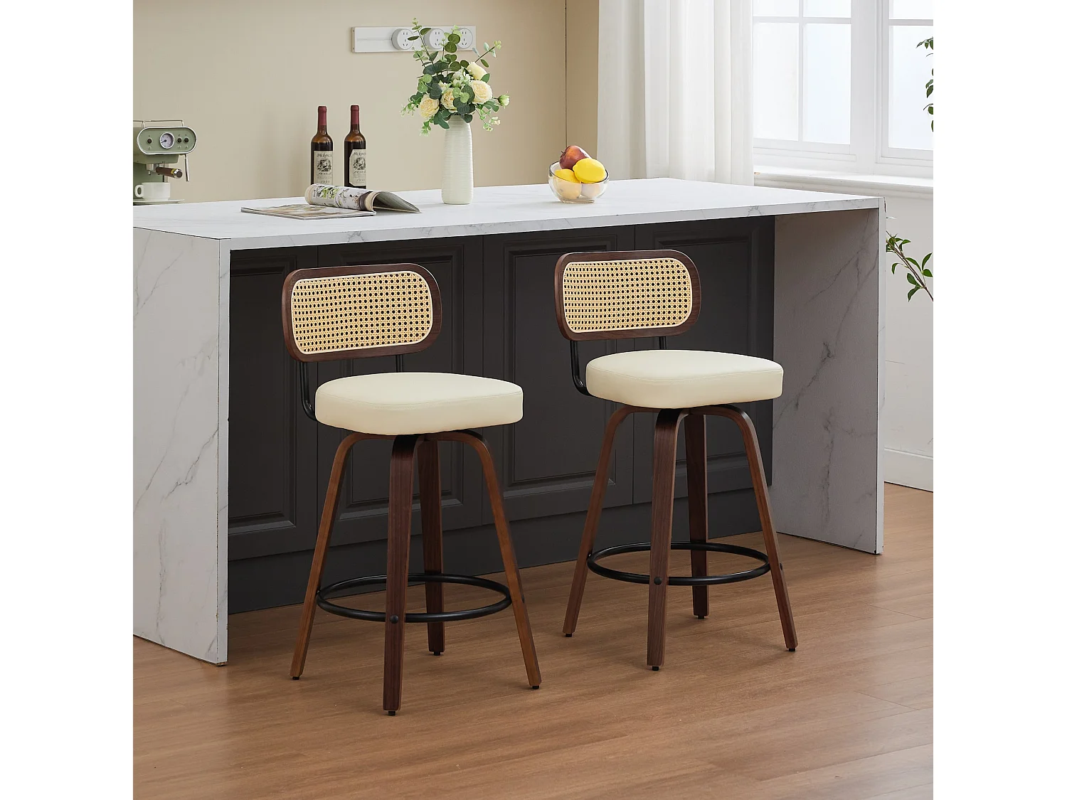 Lot de 2 tabourets de bar pivotant en assise PU beige - Dossier en canne et finitions en noyer