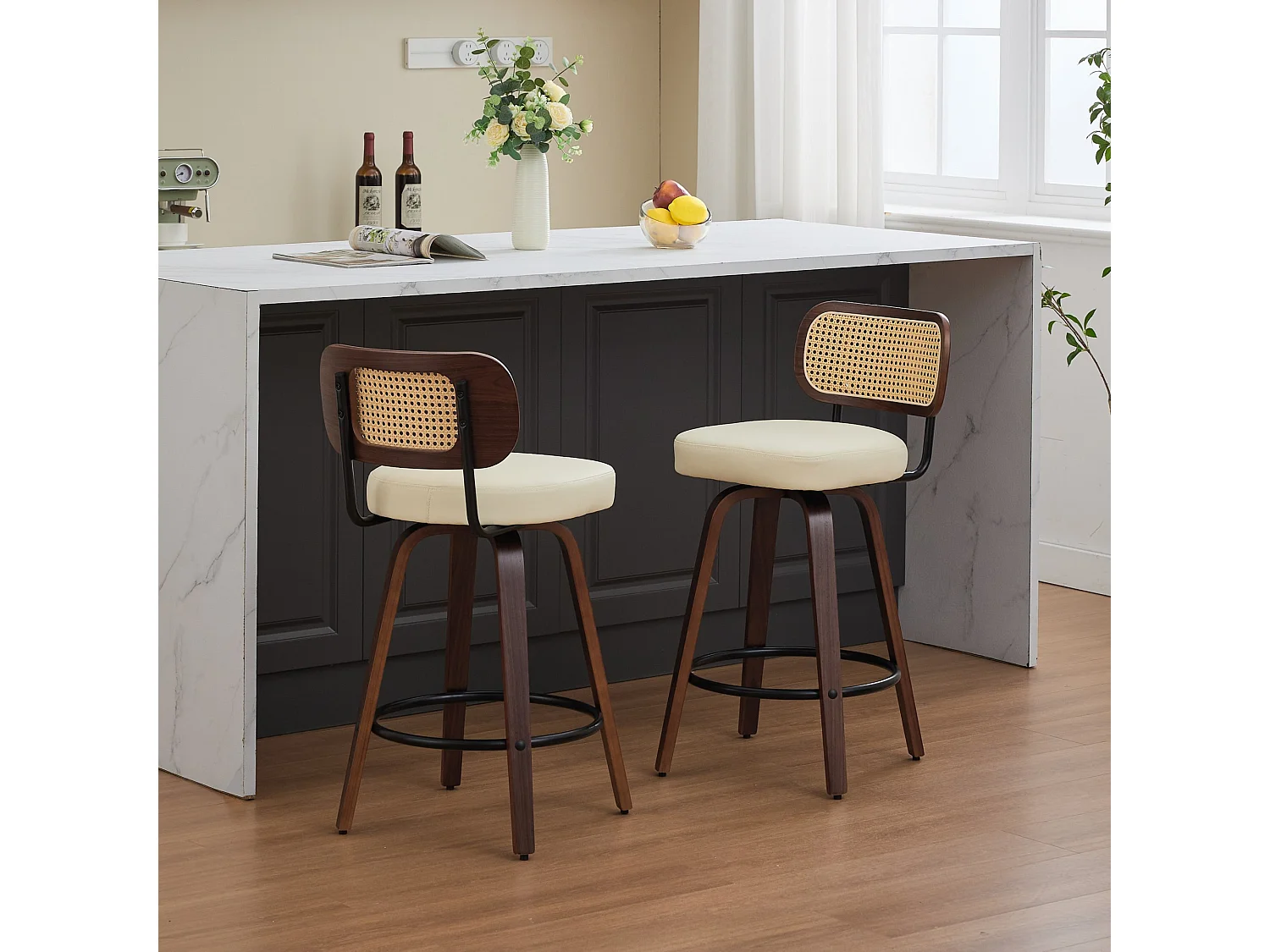Lot de 2 tabourets de bar pivotant en assise PU beige - Dossier en canne et finitions en noyer