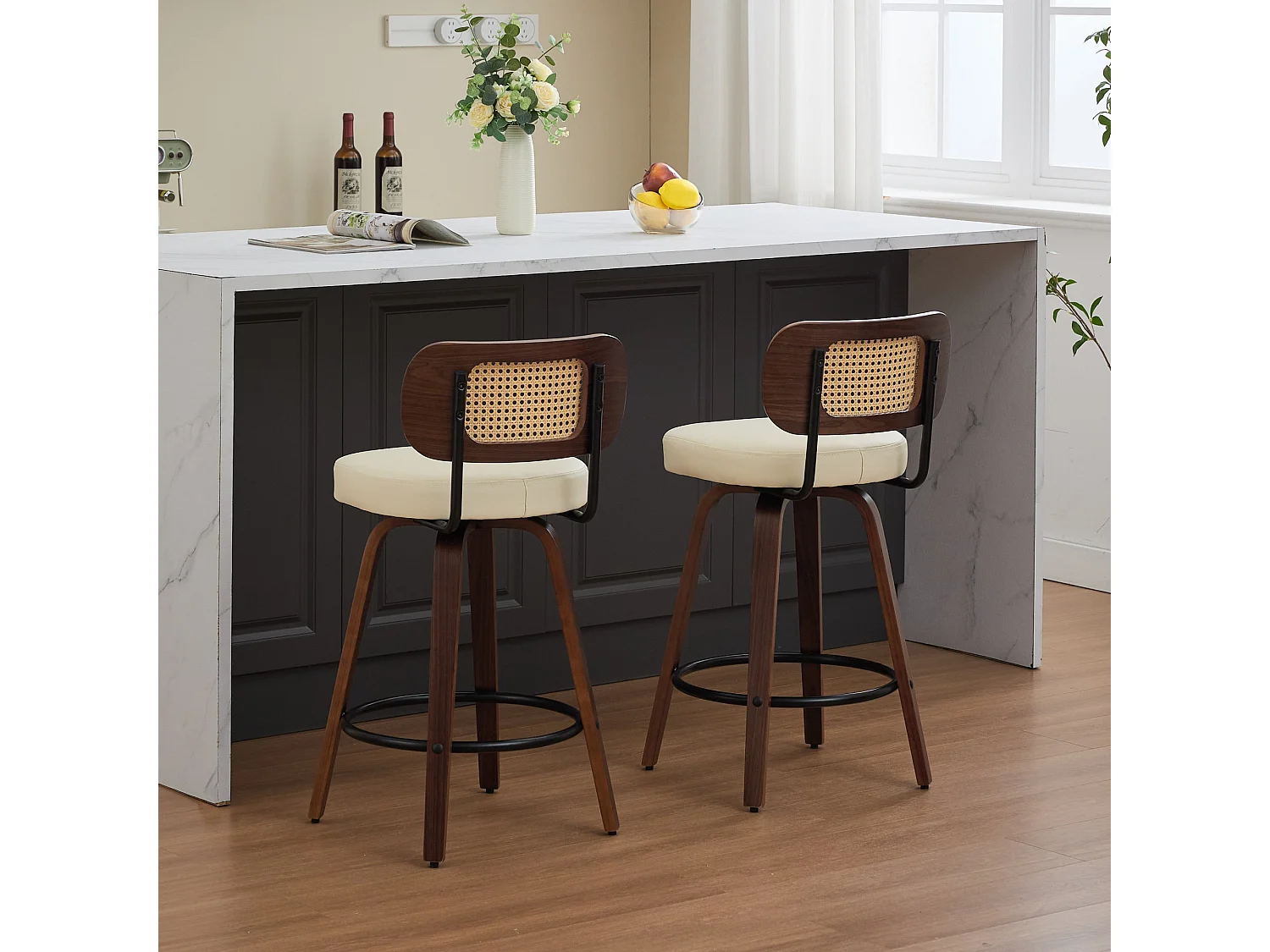 Lot de 2 tabourets de bar pivotant en assise PU beige - Dossier en canne et finitions en noyer