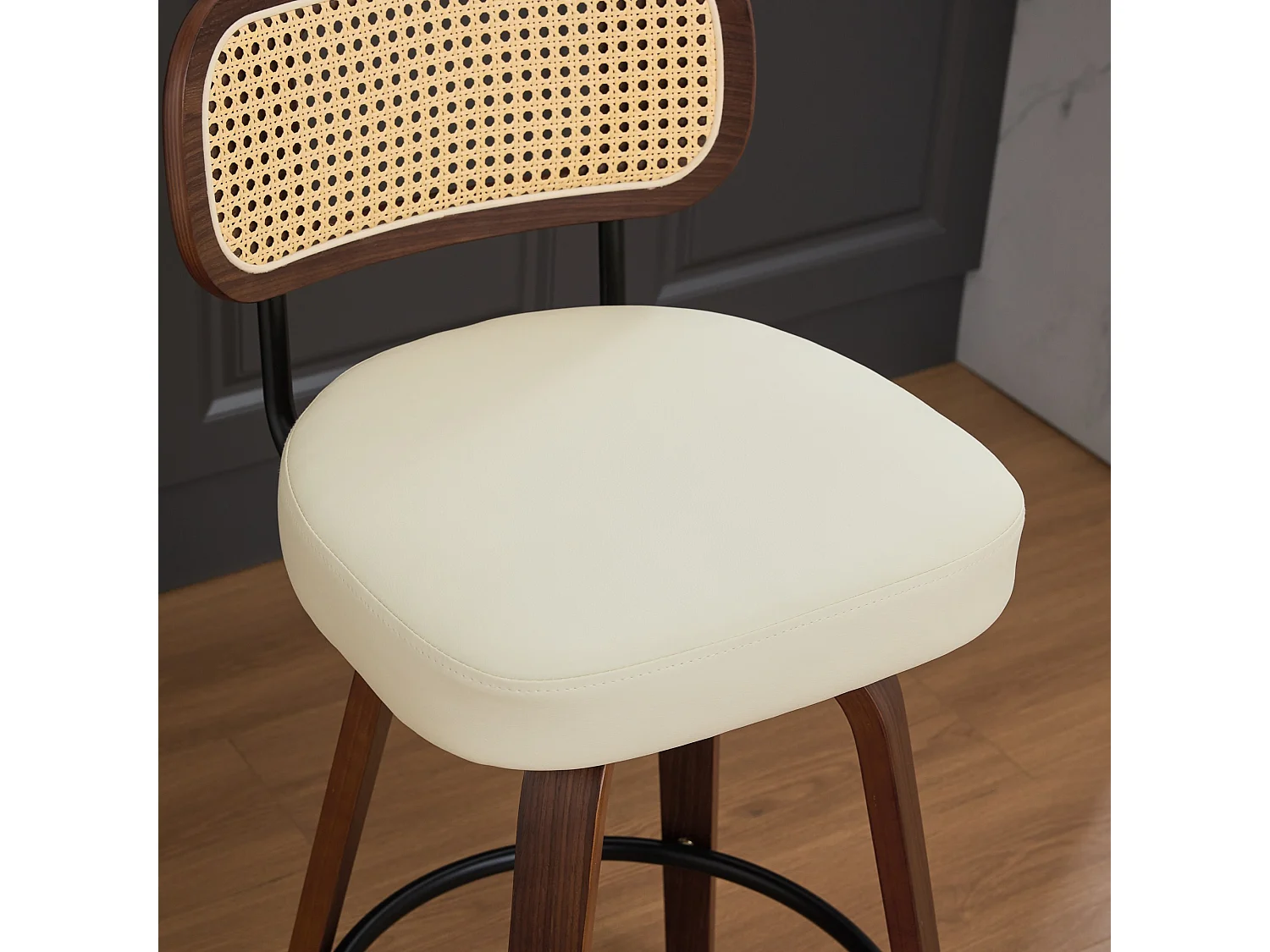 Lot de 2 tabourets de bar pivotant en assise PU beige - Dossier en canne et finitions en noyer