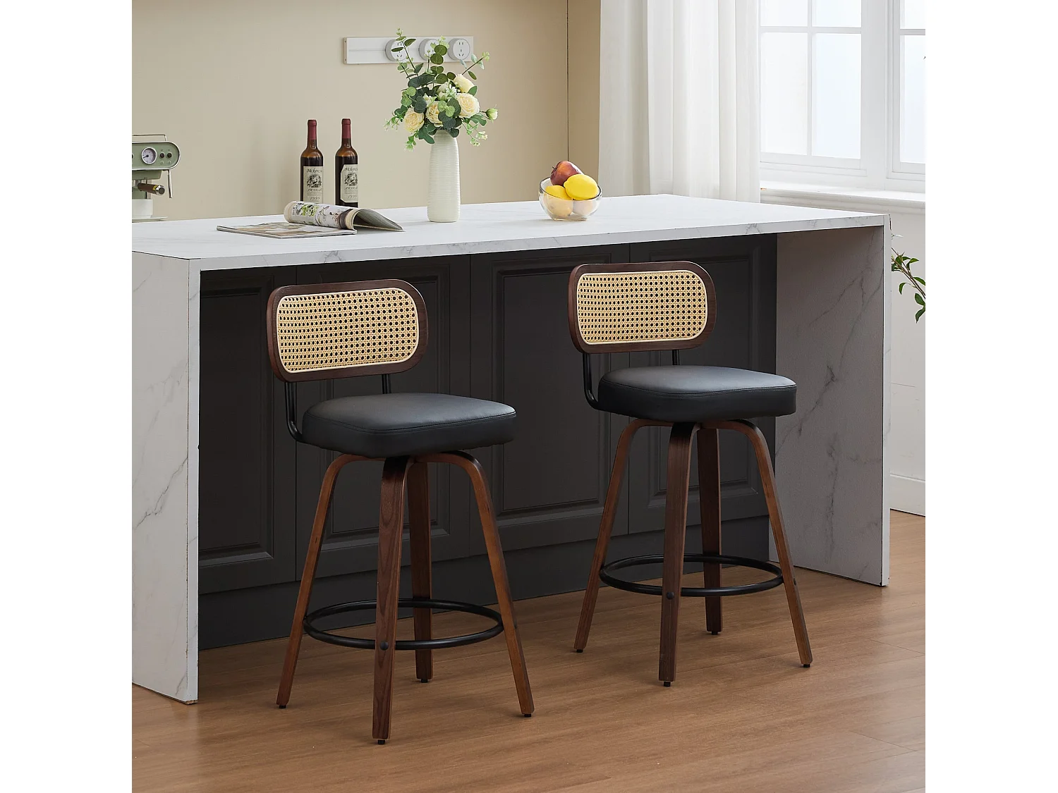Lot de 2 tabourets de bar pivotant en assise PU noir - Dossier en canne et finitions en noyer