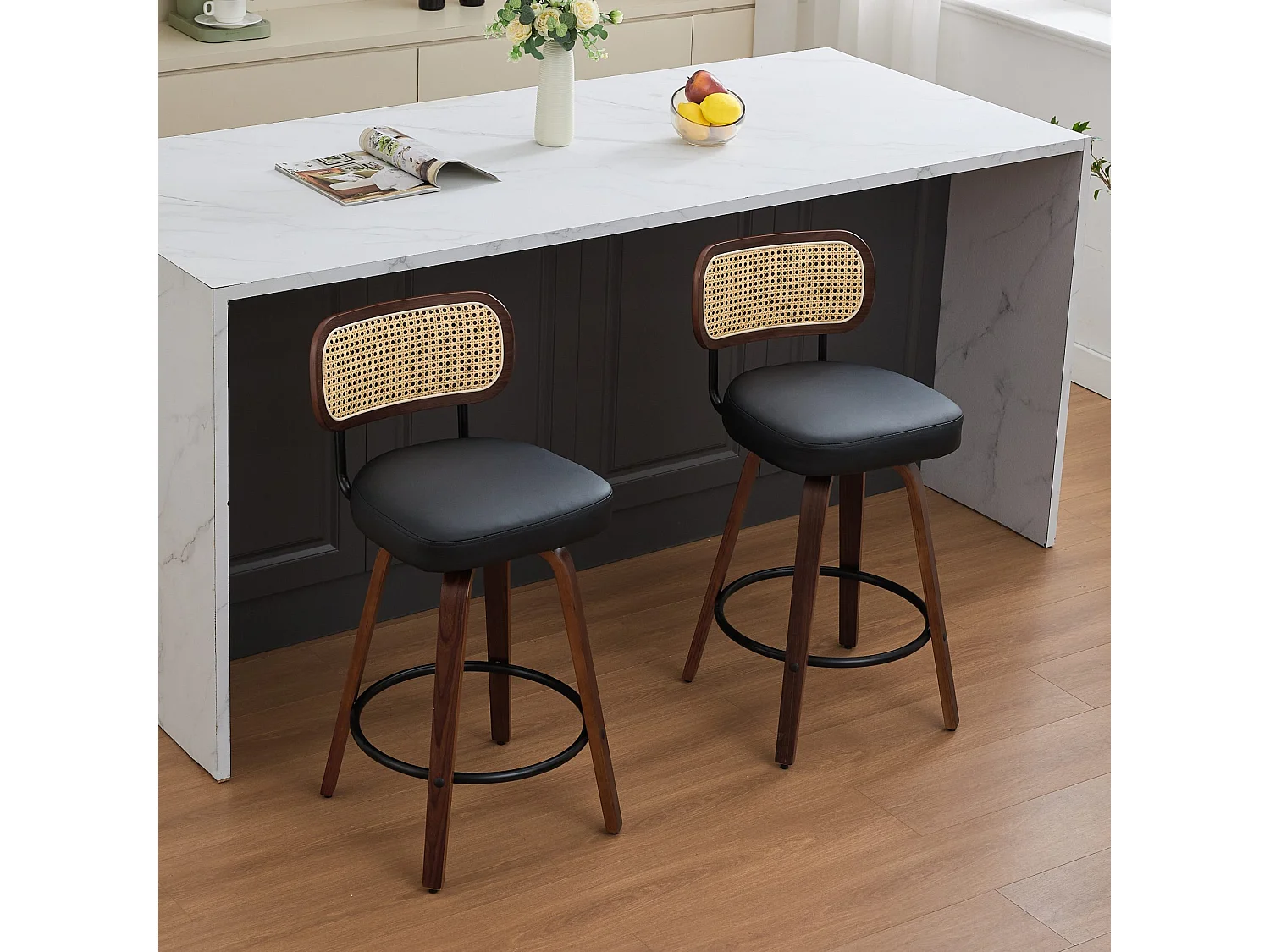 Lot de 2 tabourets de bar pivotant en assise PU noir - Dossier en canne et finitions en noyer