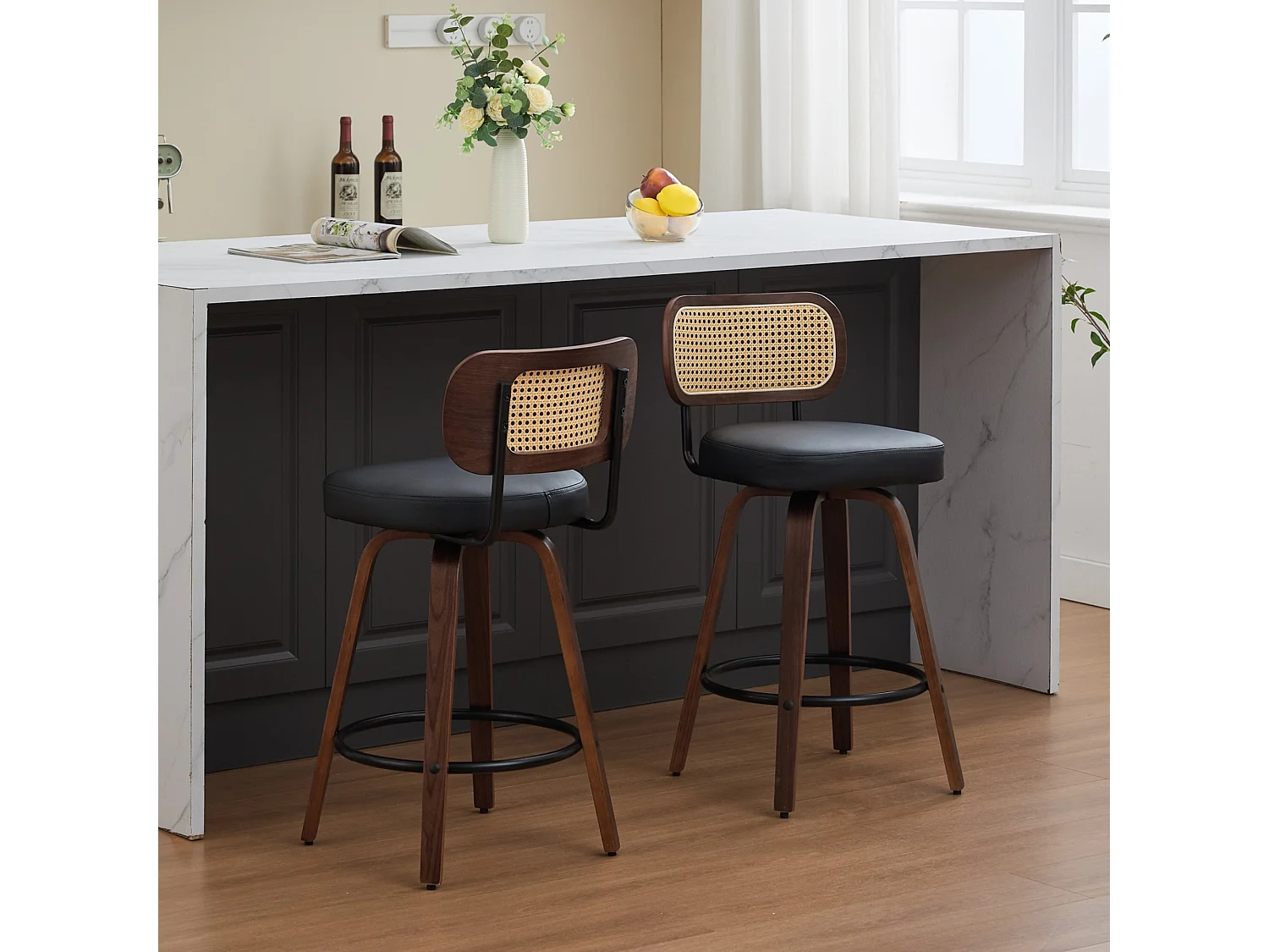 Lot de 2 tabourets de bar pivotant en assise PU noir - Dossier en canne et finitions en noyer