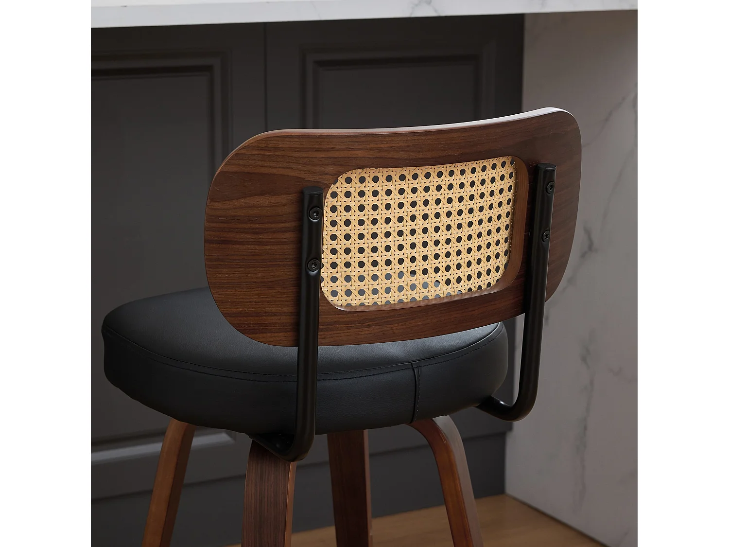 Lot de 2 tabourets de bar pivotant en assise PU noir - Dossier en canne et finitions en noyer