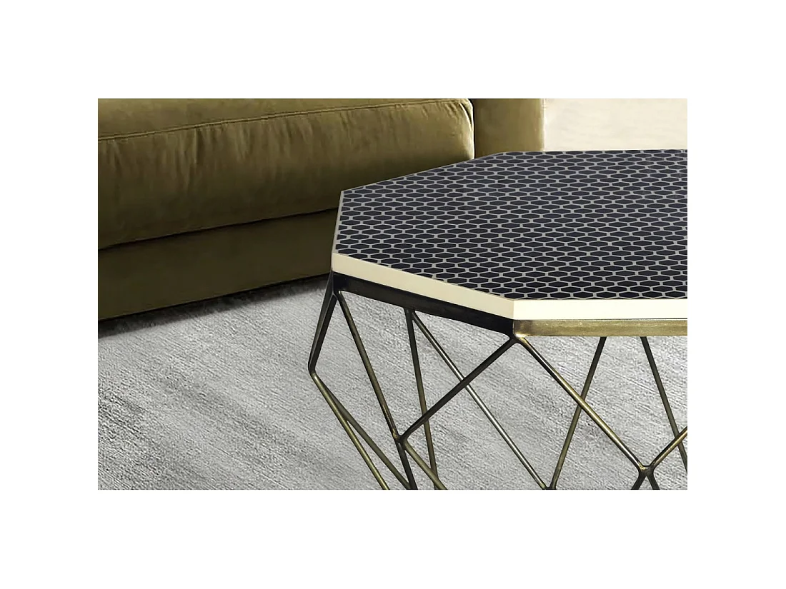 Couchtisch NEXORA 69 cm in schwarzem Polyresin und Eisen mit Messing-Finish im geometrischen Design