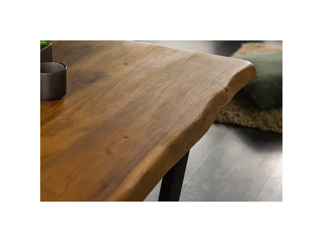 Couchtisch ARKAYA 110 cm aus massivem Akazienholz mit schwarzen Metallbeinen in U-Form