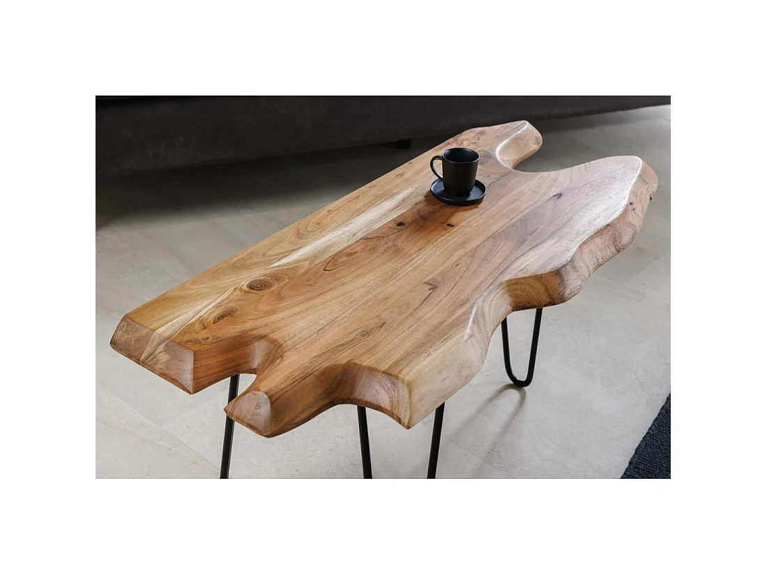 Table basse RIVET aus massivem Akazienholz in organischer Form und schwarzem Metall – natürliches Industriedesign