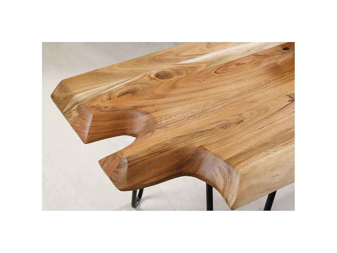 Table basse RIVET aus massivem Akazienholz in organischer Form und schwarzem Metall – natürliches Industriedesign