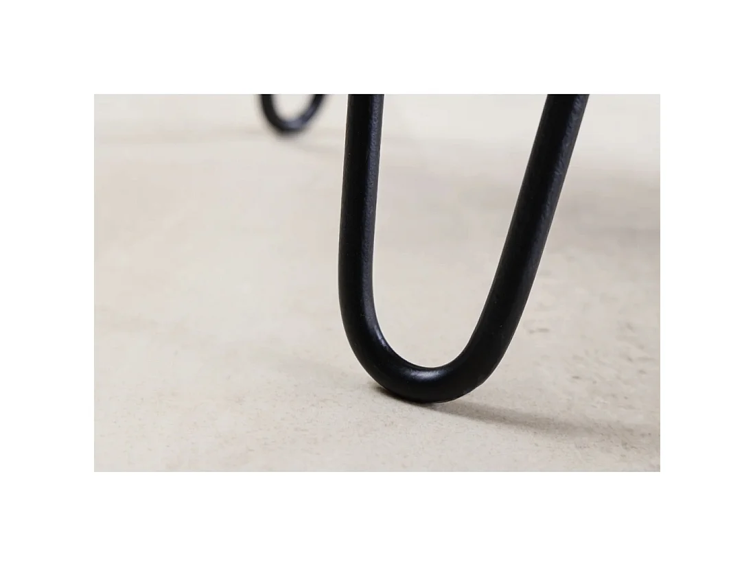 Table basse RIVET aus massivem Akazienholz in organischer Form und schwarzem Metall – natürliches Industriedesign