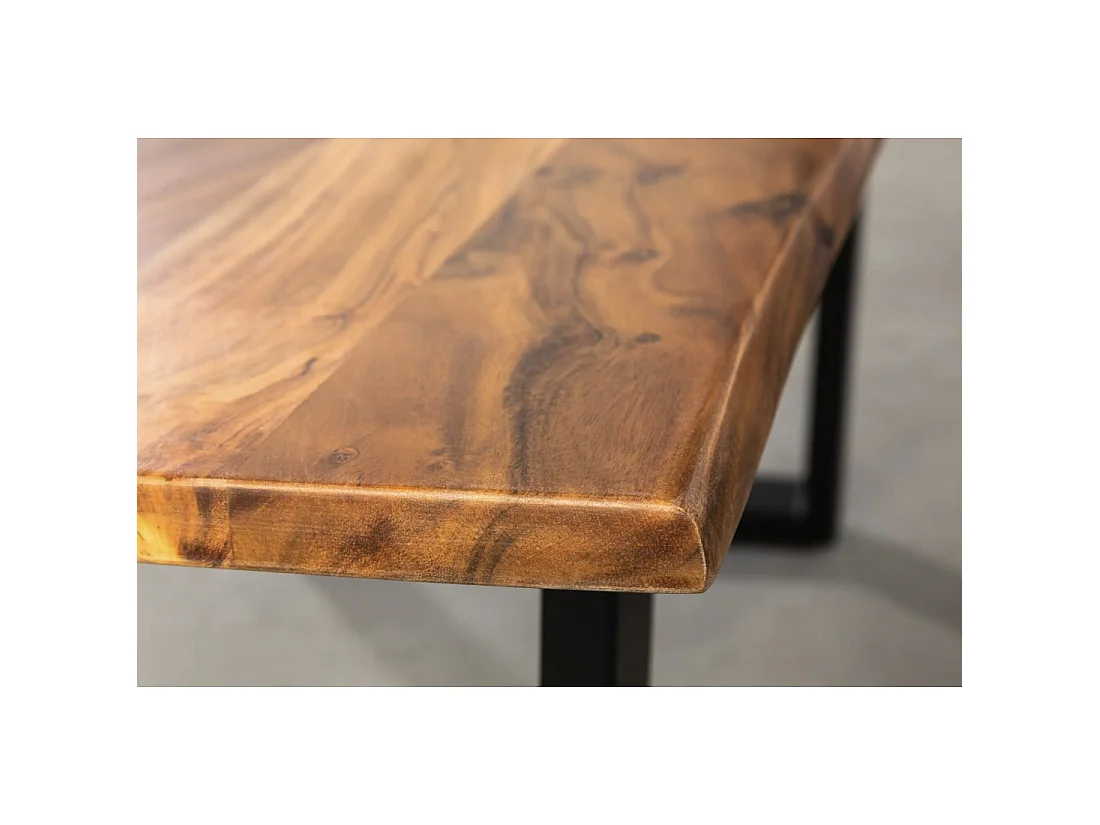 Table basse ARKAYA 120 cm en bois d'acacia massif avec pieds en métal noir en forme de U