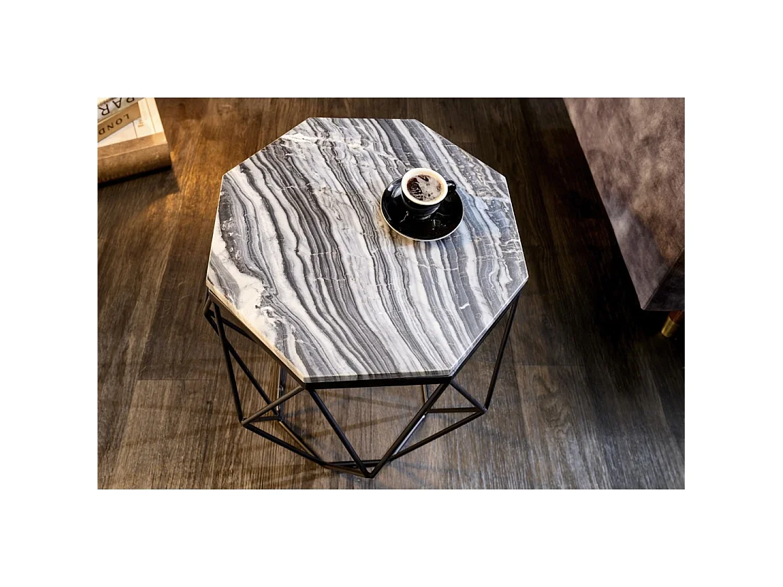 Mesa baja NEXORA 50 cm en mármol gris y metal negro diseño geométrico