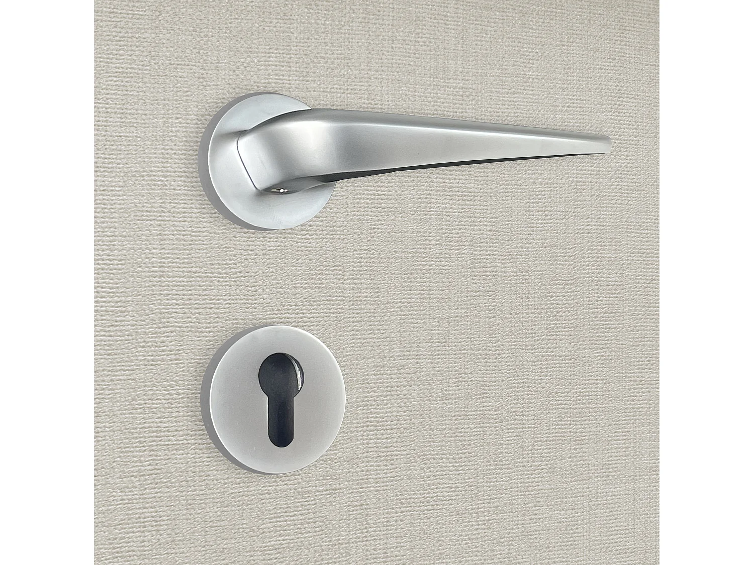 Poignée de porte design à cylindre finition aspect chrome mat Alissia - KATCHMEE - KatchMee
