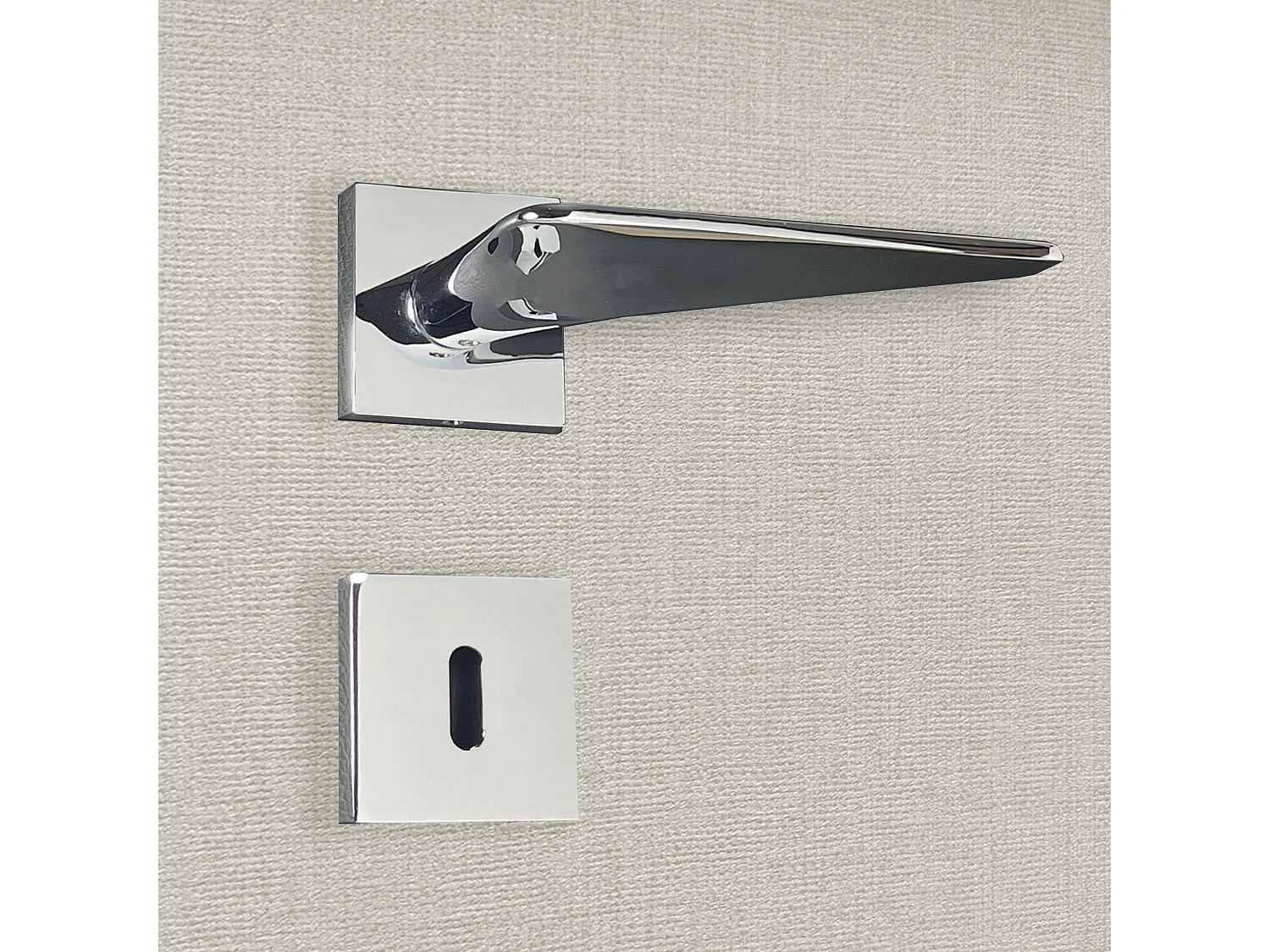 Poignée de porte design à clé finition aspect chrome brillant Andrea - KATCHMEE - KatchMee