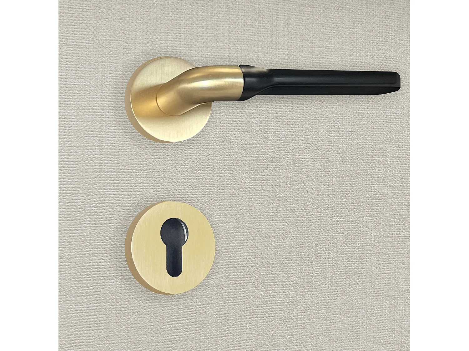 Poignée de porte design à cylindre finition aspect or et noir mat Daniela - KATCHMEE - KatchMee