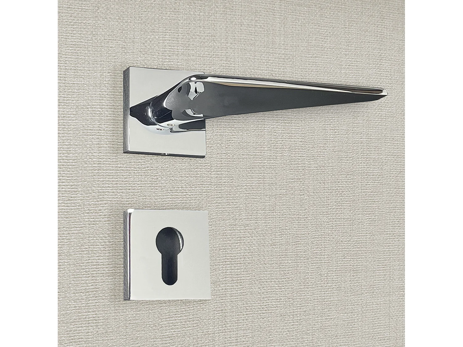 Poignée de porte design à cylindre finition aspect chrome brillant Andrea - KATCHMEE - KatchMee