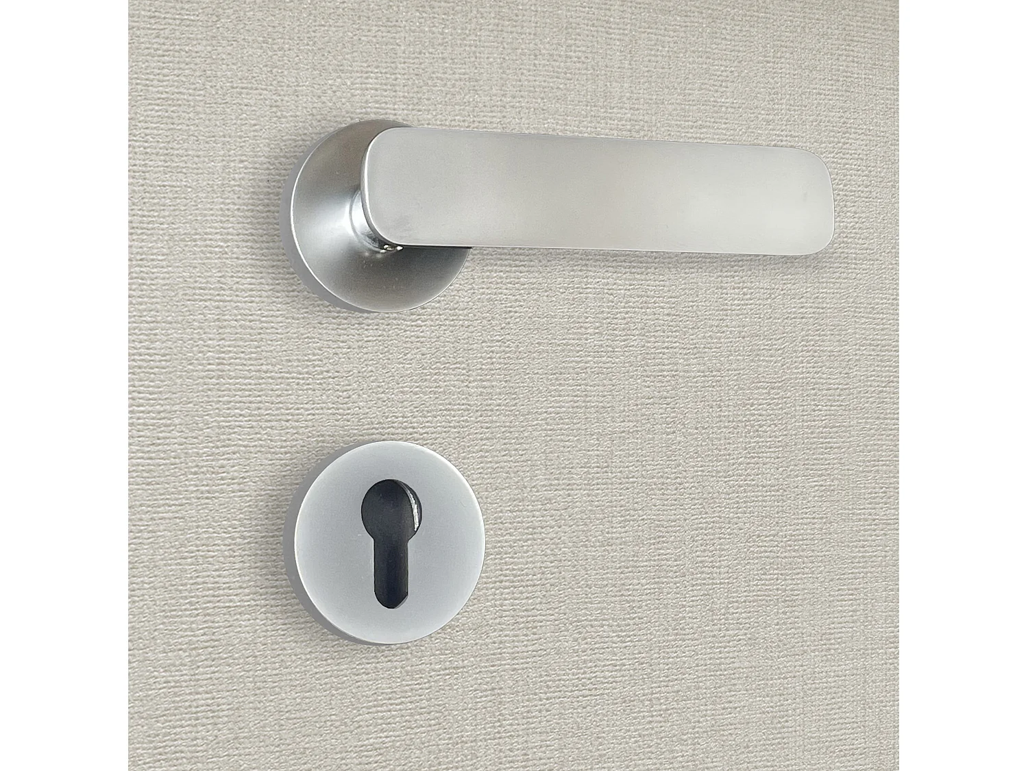 Poignée de porte design à cylindre finition aspect chrome mat Eva - KATCHMEE - KatchMee