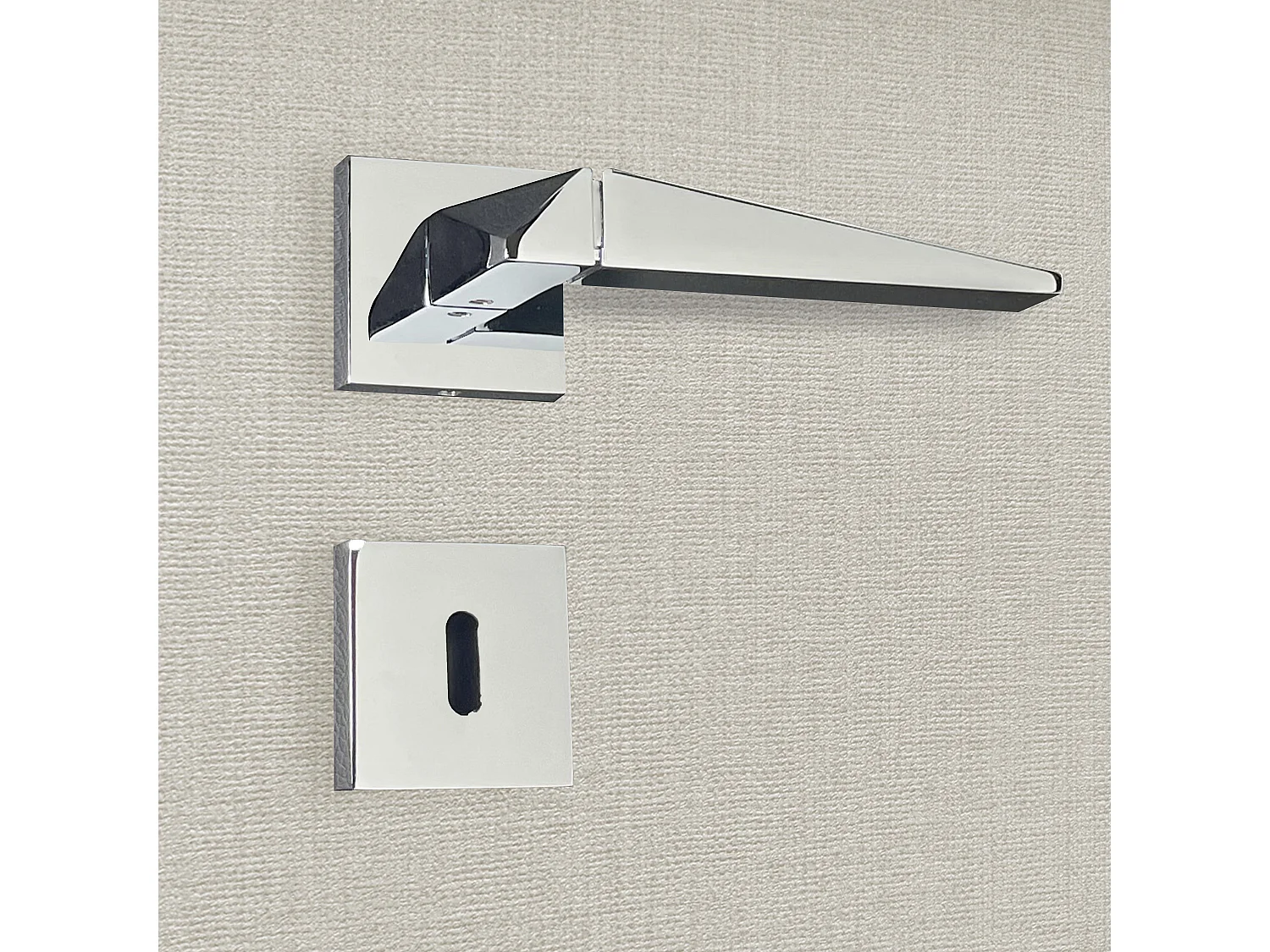 Poignée de porte design à clé finition aspect chrome brillant Tamara - KATCHMEE - KatchMee
