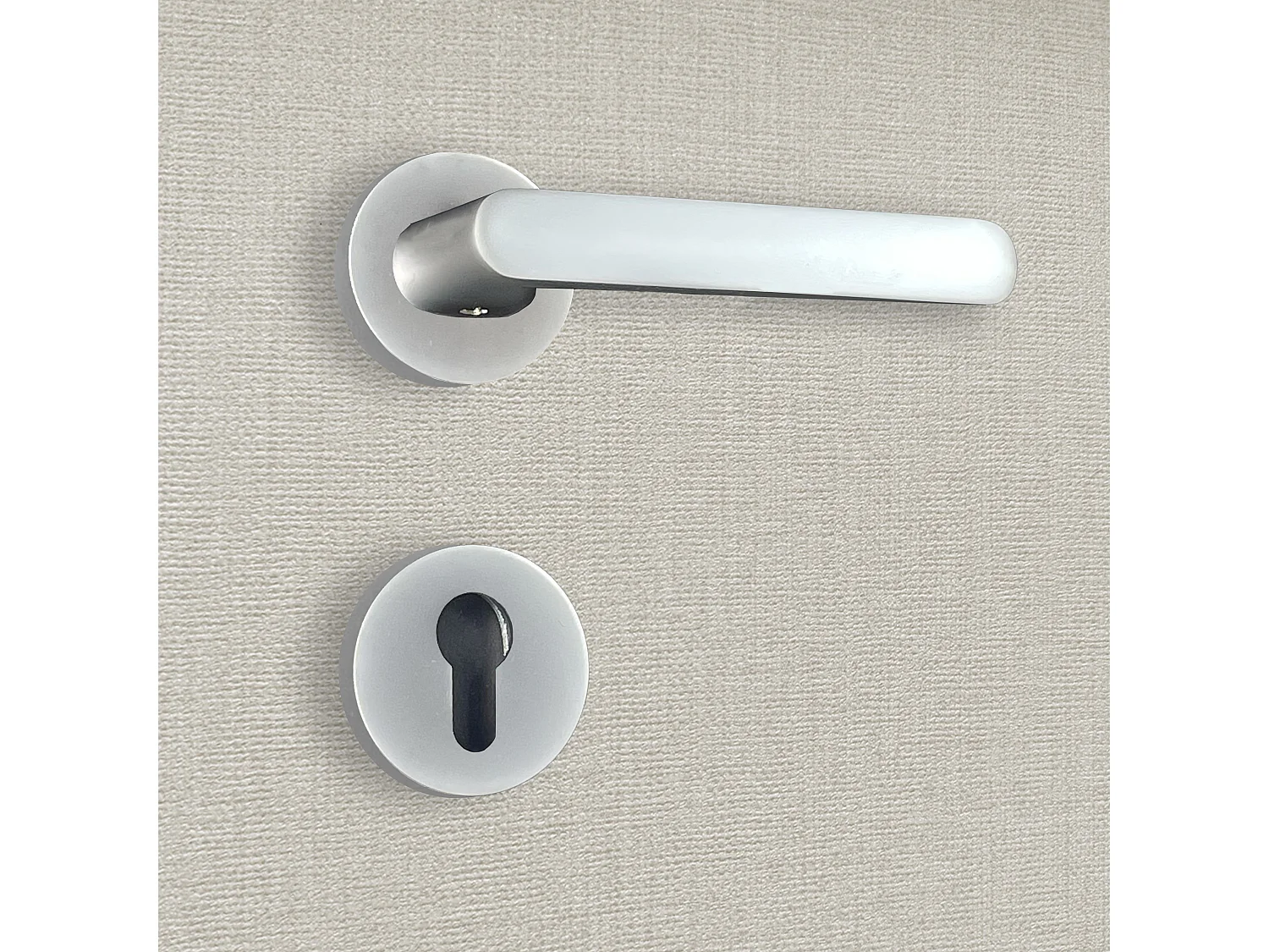 Poignée de porte design à cylindre finition aspect chrome mat Dalia - KATCHMEE - KatchMee