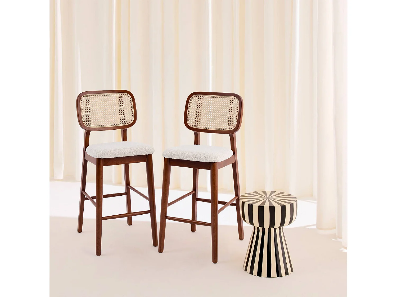 Set 2 sgabelli da bar in legno di hevea con canna e bouclé, Mani, Noce, 44x59x98.5 cm