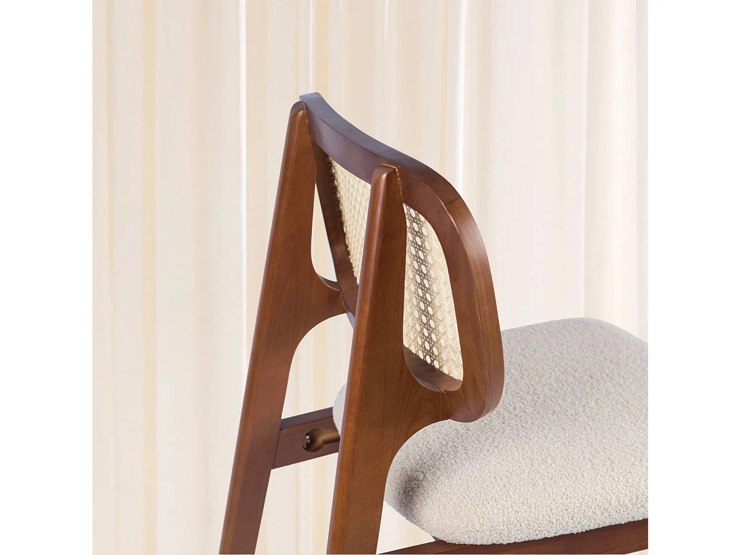 Set 2 sgabelli da bar in legno di hevea con canna e bouclé, Mani, Noce, 44x59x98.5 cm