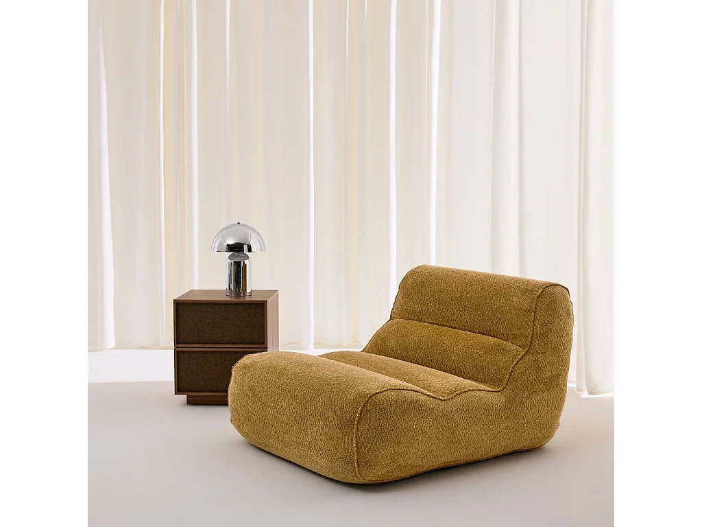 Sillón envasado al vacío de tela chenilla mostaza
