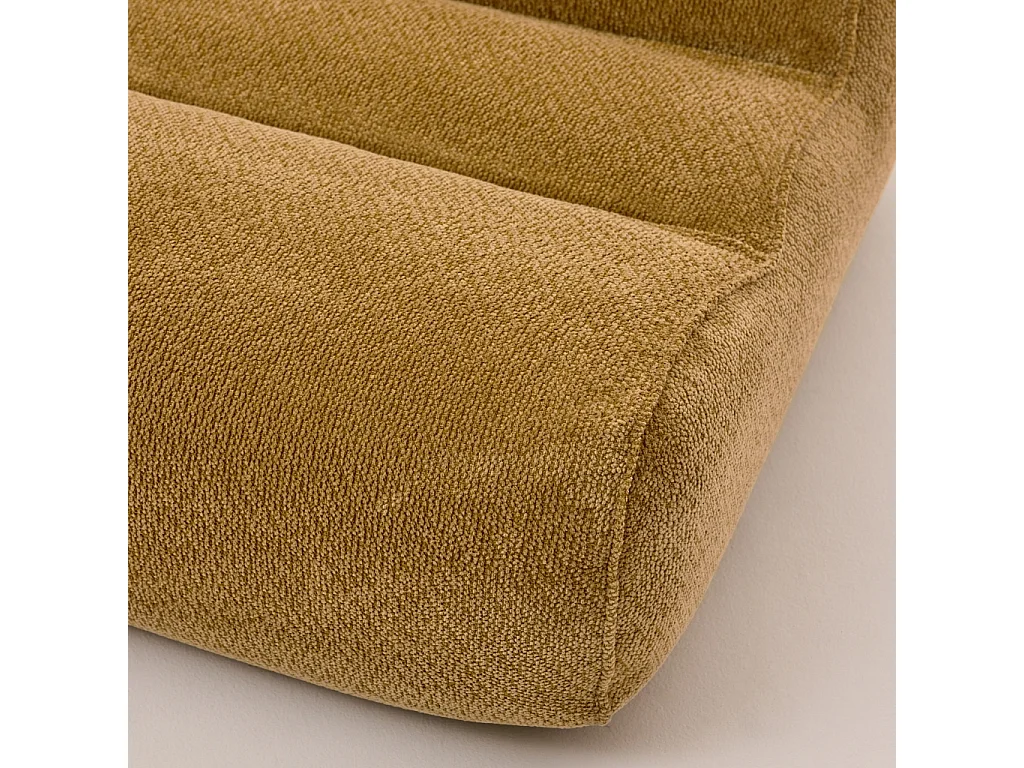 Sillón envasado al vacío de tela chenilla mostaza