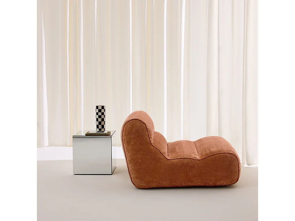 Sillón envasado al vacío de tela chenilla terracotta