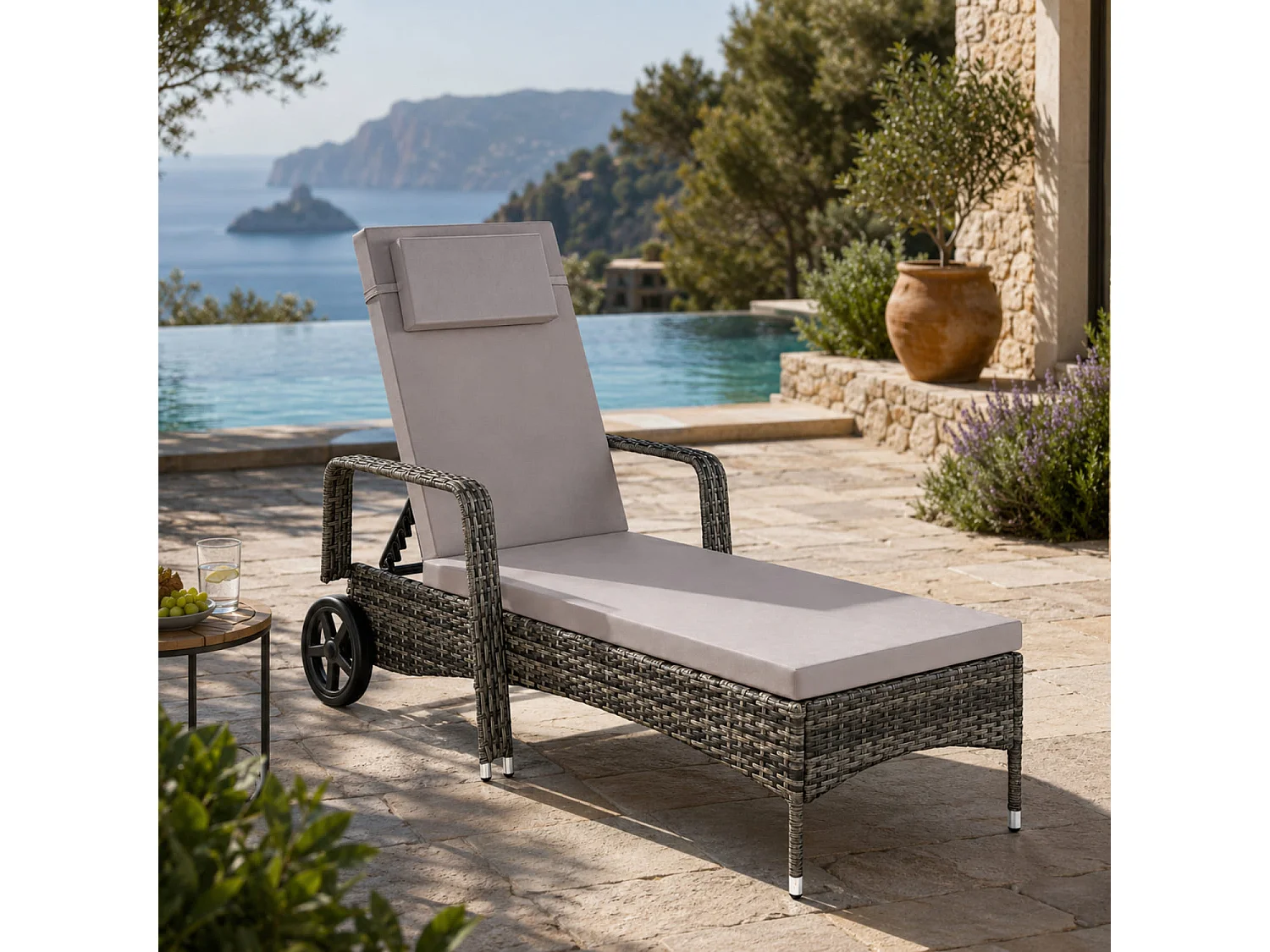 Lettino Da Giardino Reclinabile In Polyrattan Con Schienale Regolabile Sei Posizioni Poggiatesta Ergonomico E Ruote Per Relax Outdoor 196 x 72 x 94.5 Cm Grigio