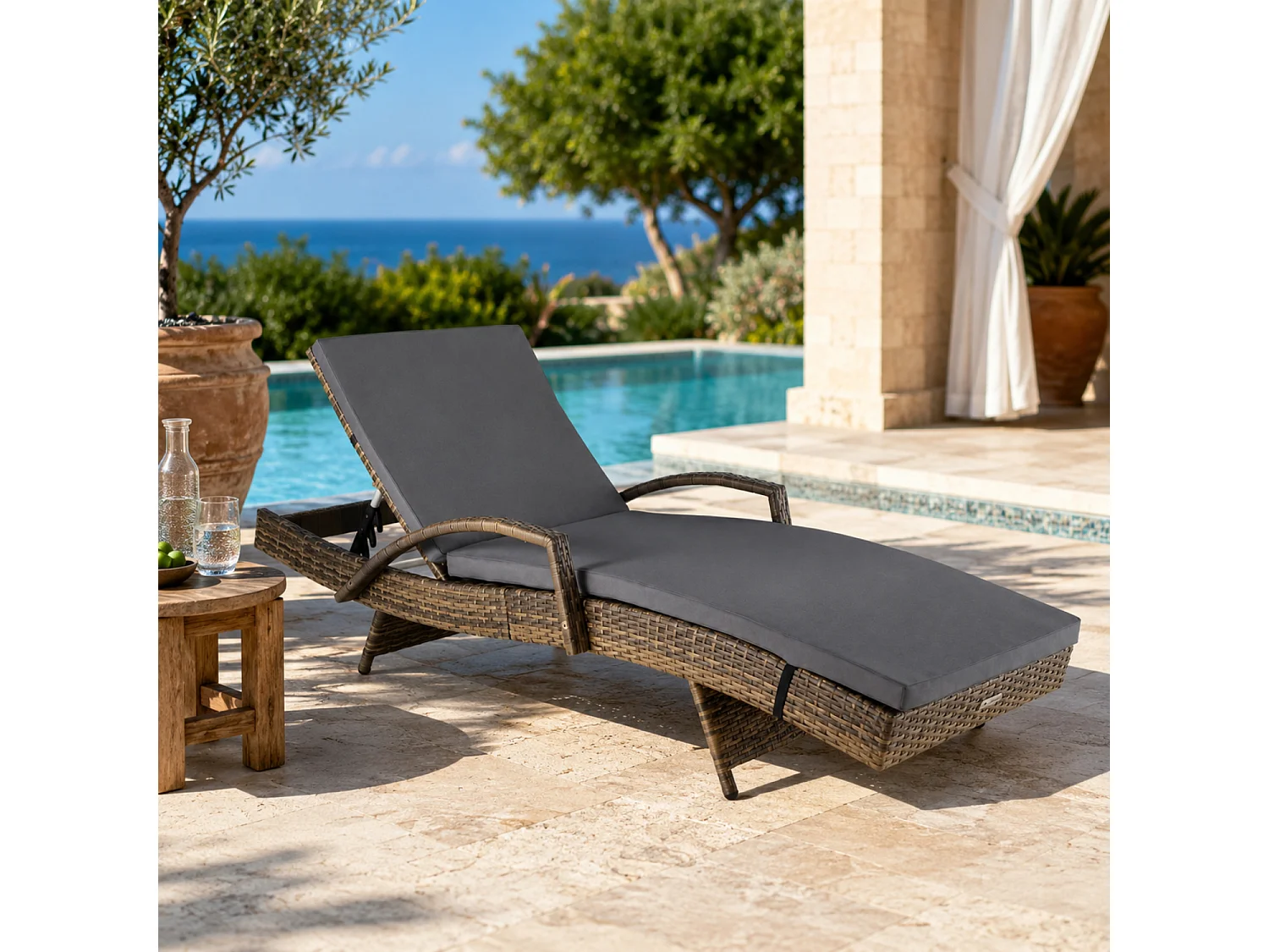 Lettino Relax Da Esterno In Polyrattan Con Braccioli Schienale Reclinabile E Materassino Imbottito Per Giardino Piscina E Terrazza 190 x 62 x 34 Cm Marrone Chiaro