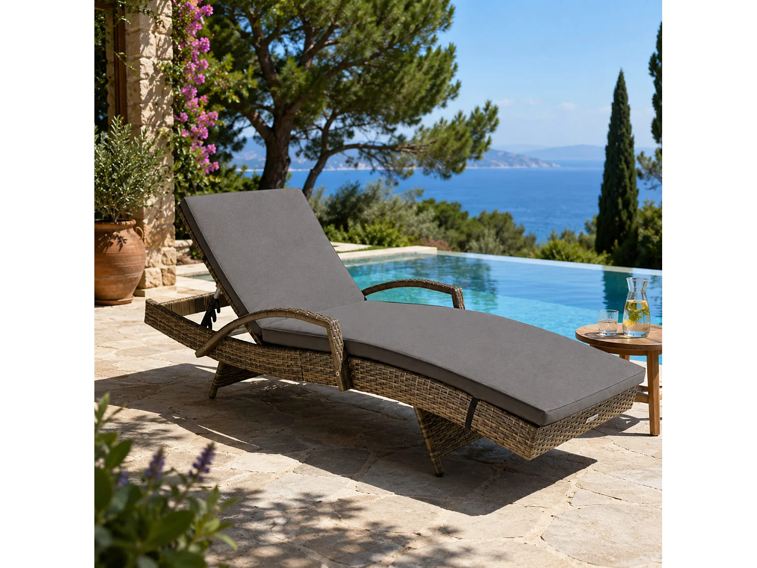 Lettino Relax Da Esterno In Polyrattan Con Braccioli Schienale Reclinabile E Materassino Imbottito Per Giardino Piscina E Terrazza 190 x 62 x 34 Cm Marrone Chiaro