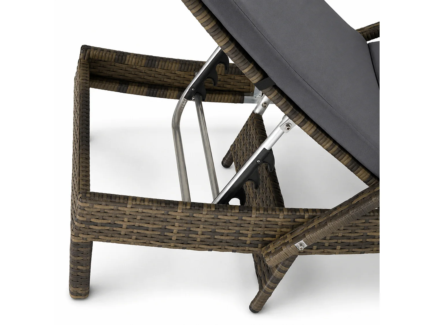Lettino Relax Da Esterno In Polyrattan Con Braccioli Schienale Reclinabile E Materassino Imbottito Per Giardino Piscina E Terrazza 190 x 62 x 34 Cm Marrone Chiaro