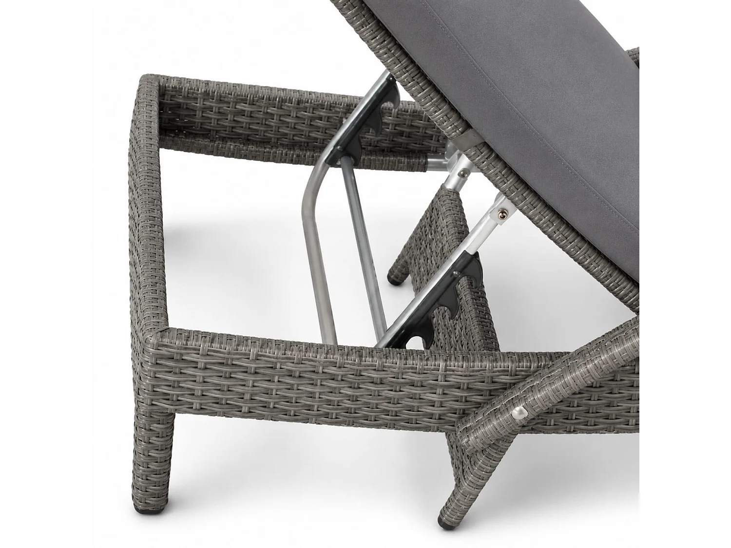 Lettino Relax Da Esterno In Polyrattan Con Braccioli Schienale Reclinabile E Materassino Imbottito Per Giardino Piscina E Terrazza 190 x 62 x 34 Cm Grigio