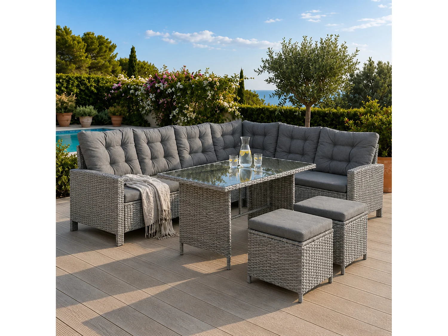 Set Conversazione Angolare In Polyrattan Con Tavolino A Doppio Piano In Vetro Due Pouf E Cuscini Comfort Per Terrazza Veranda Balcone Area Piscina Grigio