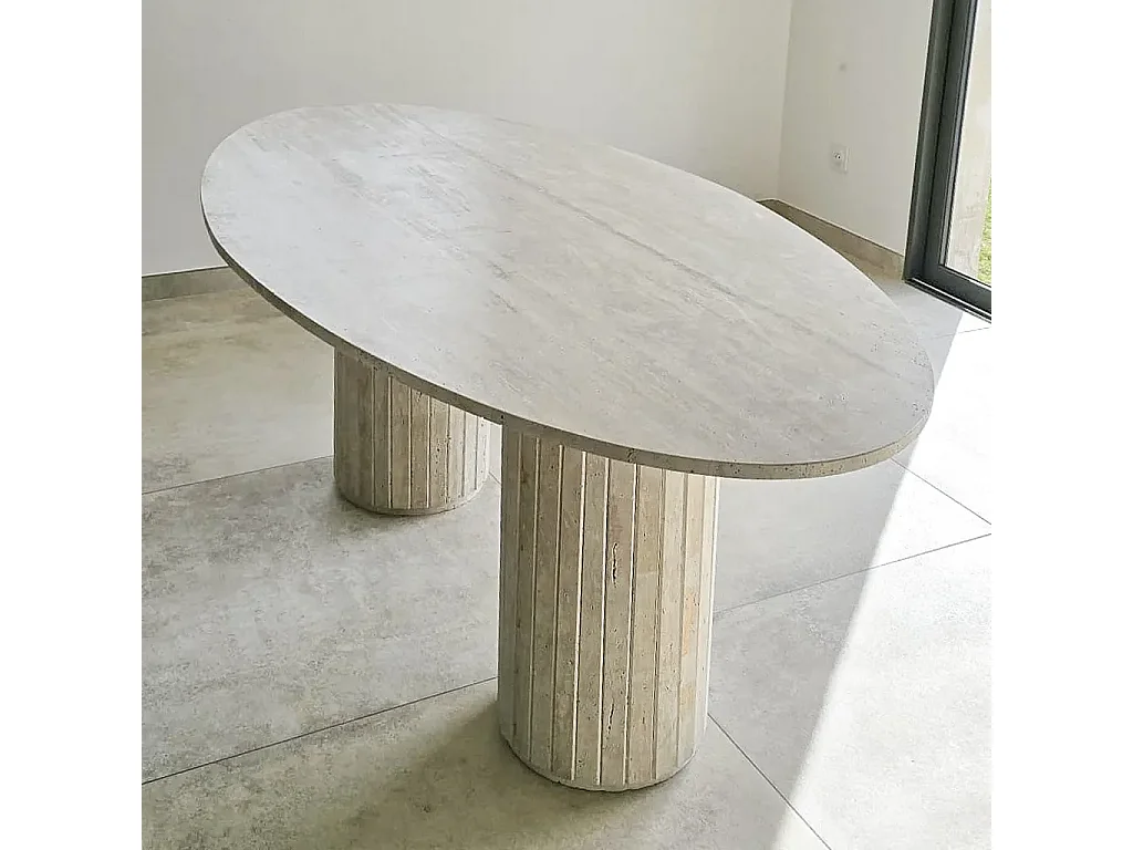Table à manger ZENDAYA gélule en Travertin